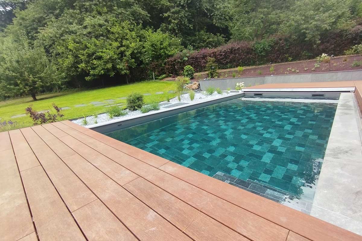 Niveau du terrain préparé pour l'installation de la piscine, étape clé du projet d'aménagement extérieur à Rouen
