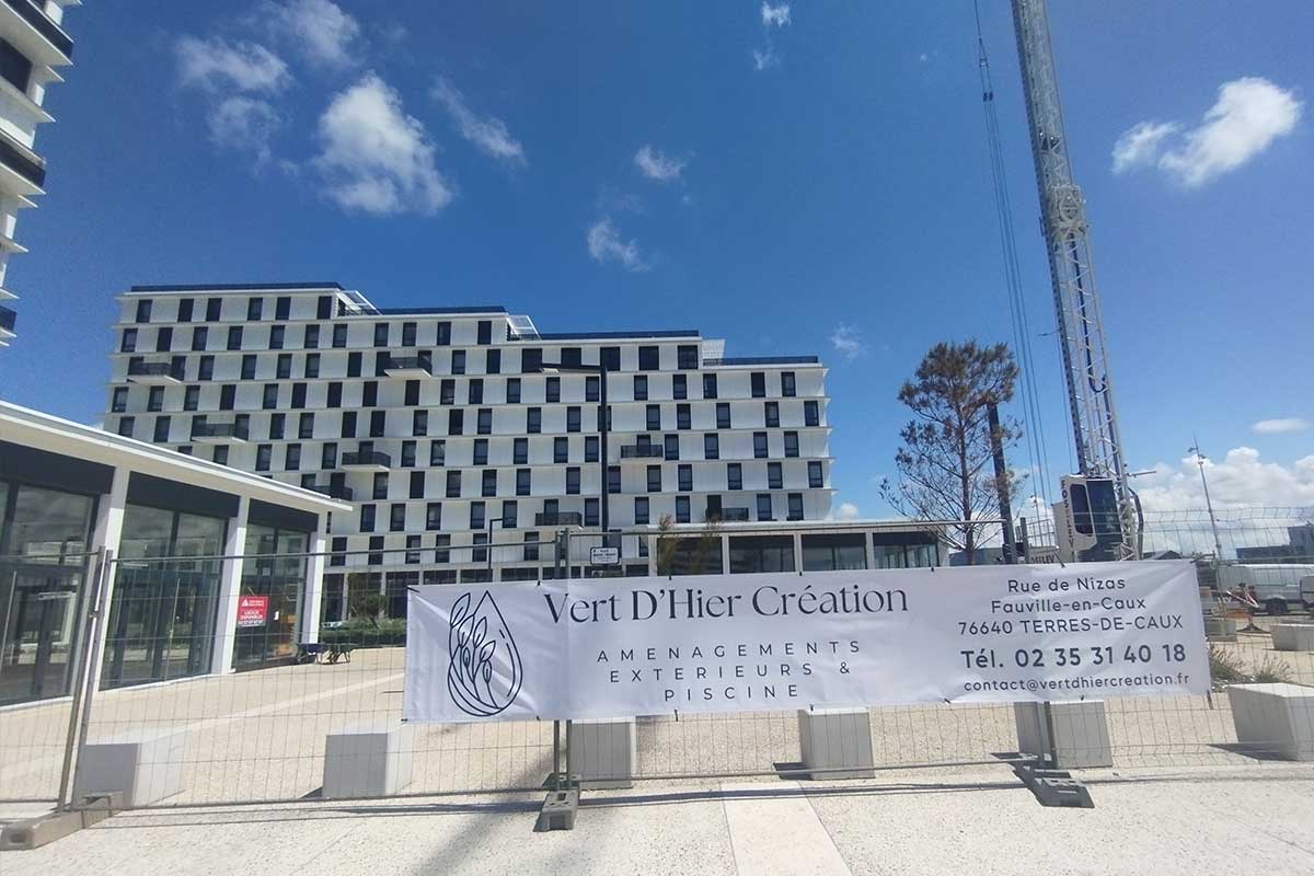 Levage des fournitures et matériels par grue pour les toitures terrasses de l'appart'hôtel au Havre.