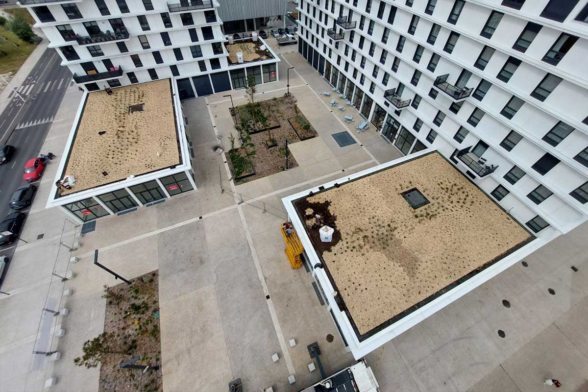 Levage des fournitures et matériels par grue pour les toitures terrasses de l'appart'hôtel au Havre.